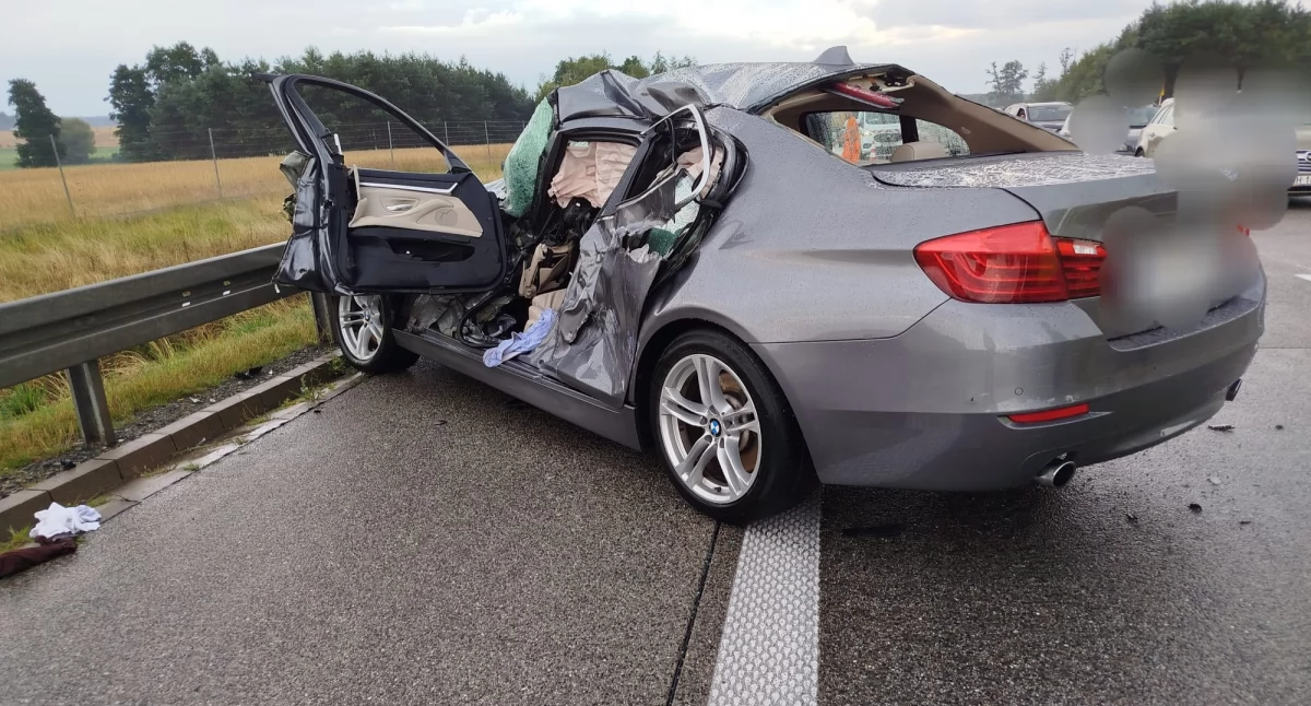 Zdjęcie z miejsca wypadku na S8 w powiecie sieradzkim, gdzie samochód osobowy zderzył się z ciężarówką / fot.: KPP Sieradz