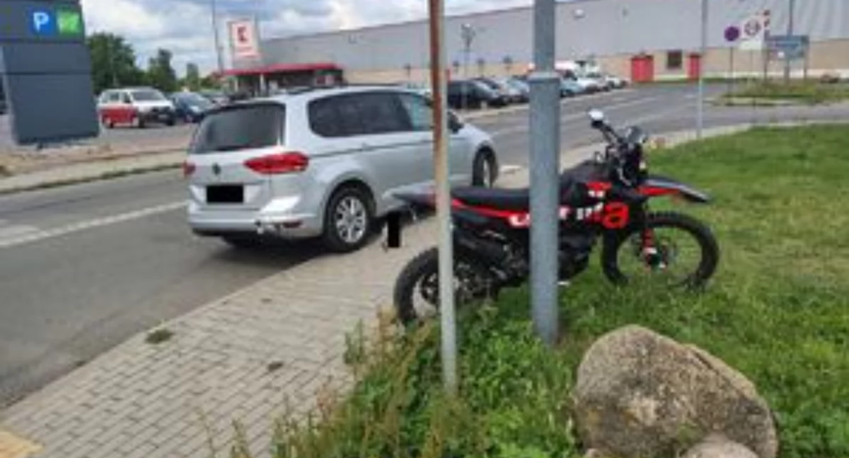 Zdjęcie z miejsca kolizji motocykla z samochodem w Wieluniu. Nastoletni motocyklista doznaje urazu i trafia do szpitala / fot.: KPP w Wieluniu