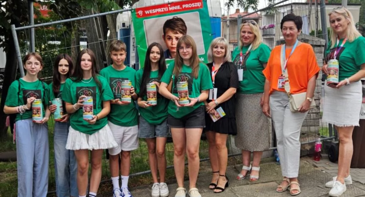 Zdjęcia z kwesty wolontariuszy ze Szkoły Podstawowej w Działoszynie na rzecz leczenia Maksia Mazurka / fot.: Anna Fiecek