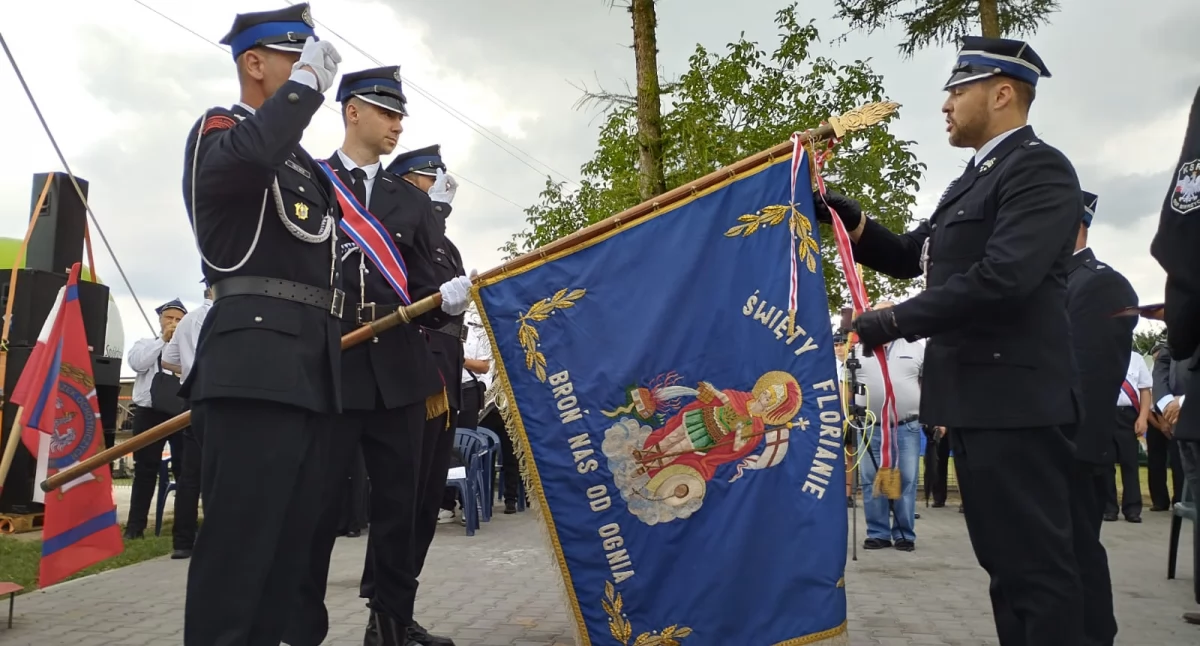 Na zdjęciu uroczyste udekorowanie sztandaru OSP Mierzyce Złotym Znakiem Związku OSP RP podczas jubileuszu 100-lecia jednostki i Gminnego Dnia Strażaka / fot.: Joanna Major 