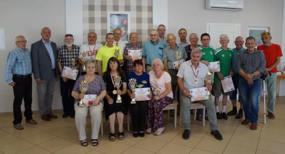 Na zdjęciu uczestnicy XXXII Mistrzostw Polski Seniorów Starszych w warcabach 100-polowych/fot.: LKS Czarna Damka Lututów