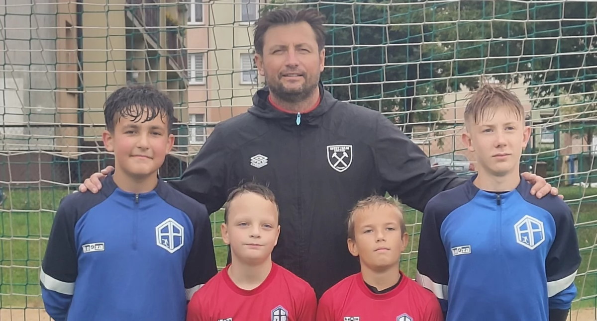 Na zdjęciu młodzi bramkarze Akademii Piłkarskiej AP 2019 Ruda z trenerem Krzysztofem Tymą/fot. Łukasz Płuciennik (wszystkie)