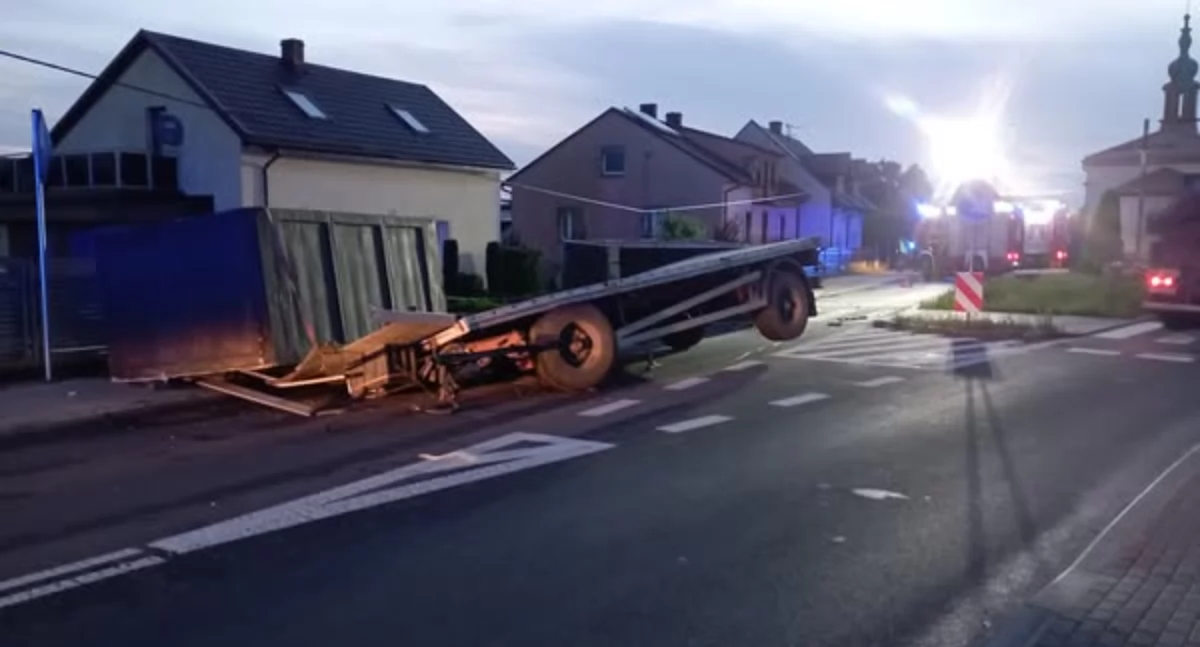 Zdjęcie z miejsca kolizji w Kraszkowicach w gminie Wierzchlas. Pękła opona w ciężarówce / fot.: OSP KSRG Kraszkowice