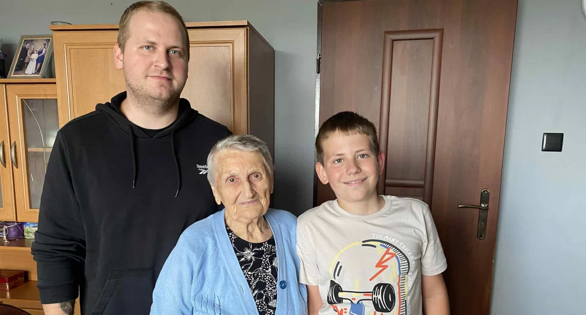 Na zdjęciu jubilatka Stanisława Hadryś z prawnukami Kubą i Jasiem/fot.: Iwona Domagała