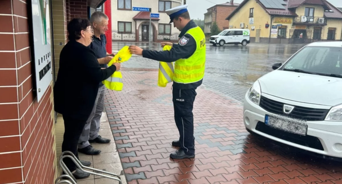 Zdjęcie z działań prewencyjnych funkcjonariuszy Komendy Powiatowej Policji w Bełchatowie na terenie gminy Rusiec/fot.: KPP w Bełchatowie
