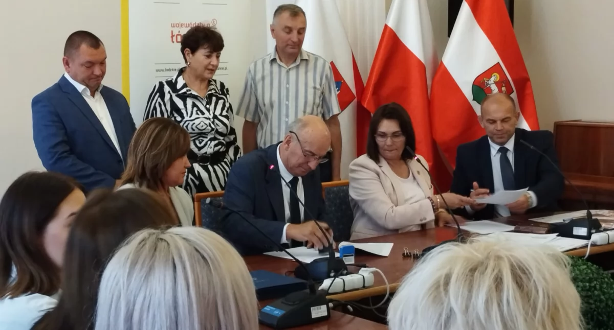 Na zdjęciu wójt gminy Czarnożyły Andrzej Modrzejewski i wicemarszałek województwa łódzkiego Agnieszka Ryś podpisują umowę małych grantów dla sołectw / fot.: Joanna Major