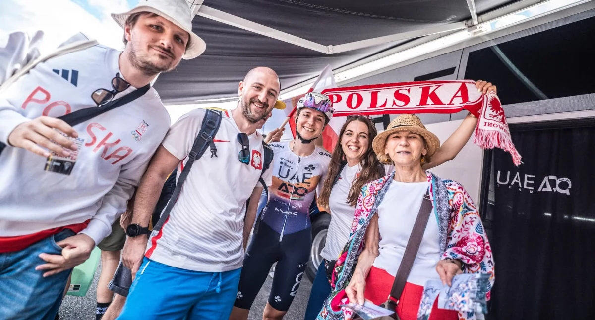 Na zdjęciu Dominika Włodarczyk (w środku) wraz z kibicami/fot. archiwum prywatne Dominika Włodarczyk 