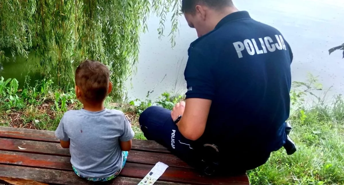 Na zdjęciu jeden z policjantów, który zaopiekował się małym chłopcem / Fot. KPP Rawa Mazowiecka