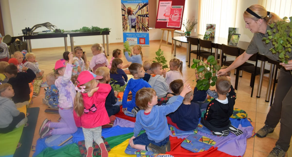 Zdjęcie ze spotkania przedszkolaków z leśnikiem w Gminnej Bibliotece Publicznej w Osjakowie/fot.: Gminna Biblioteka Publiczna w Osjakowie