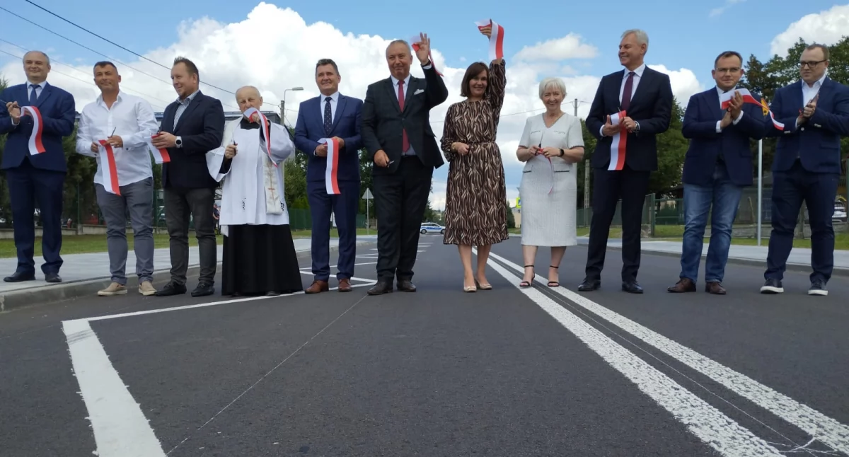 Na zdjęciu symboliczne przecięcie wstęgi podczas uroczystego otwarcia przebudowanej drogi powiatowej 3500E w Rząśni / fot.: Joanna Major