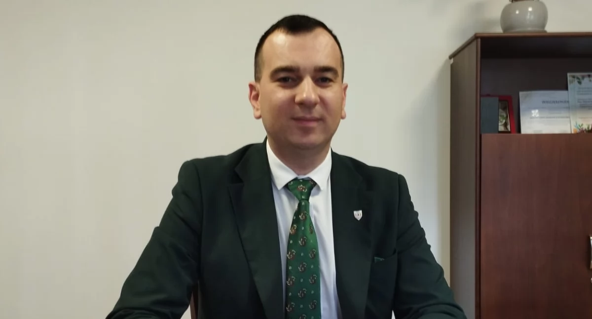 Na zdjęciu wójt gminy Siemkowice Kamil Ceglarek opowiada reporterce portalu kulisy.net o inwestycji drogowej w Ożegowie i współpracy ze starostą pajęczańskim Pawłem Sikorą / fot.: Joanna Major