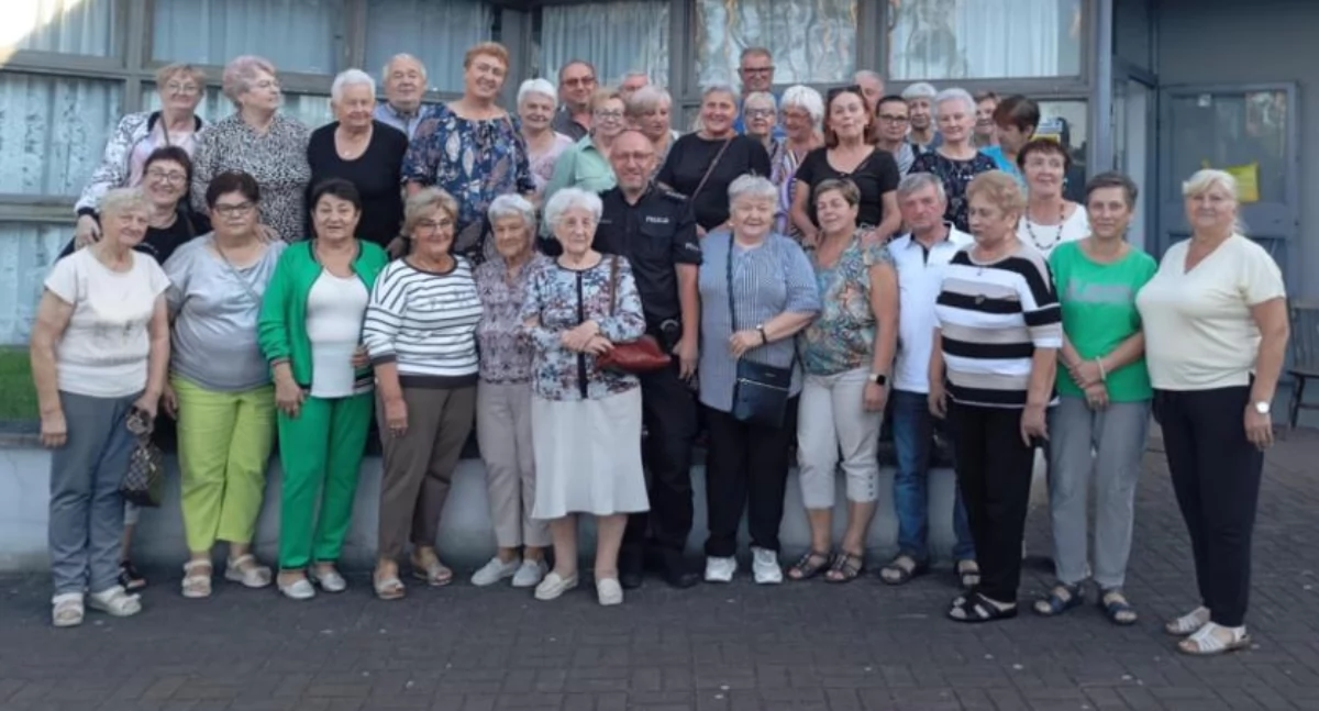Na zdjęciu uczestnicy spotkania edukacyjnego „Bezpieczny senior” z policjantem, zorganizowanym przez KT PZERiI w Działoszynie / fot.: Koło Terenowe PZERiI w Działoszynie