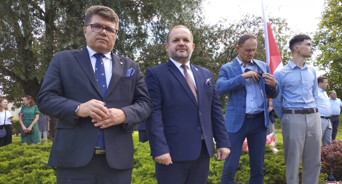 Na zdjęciu burmistrz Wielunia Paweł Okrasa i starosta wieluński Maciej Bryś podczas uroczystości obchodów 81. rocznicy wybuchu Powstania Warszawskiego / fot.: Joanna Major