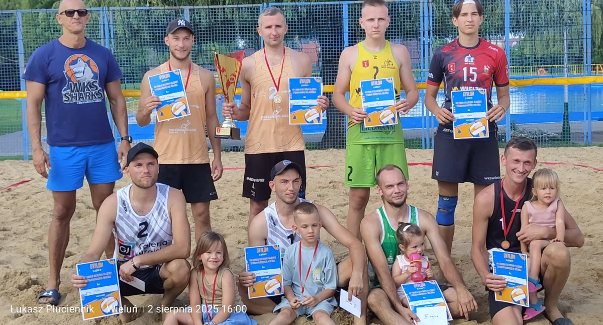 Na zdjęciu czołowa czwórka Turnieju Siatkówki Plażowej o Puchar Burmistrza Wielunia wraz z dyrektorem WOSiR Dawidem Małolepszym/fot. Łukasz Płuciennik (wszystkie)