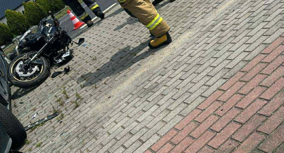 Zdjęcie z miejsca wypadku drogowego w Dąbrowie k. Wielunia z udziałem samochodu i motocykla / fot.: Daria Maras