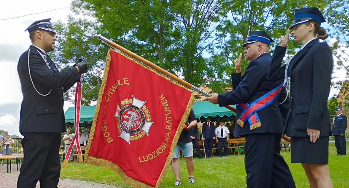 Na zdjęciu druh Adam Nowak, wiceprezes Zarządu Głównego Związku OSP RP w Warszawie, a jednocześnie wiceminister Rolnictwa i Rozwoju Wsi odznacza sztandar OSP Chotów Złotym Znakiem Związku OSP RP podczas jubileuszu 100-lecia jednostki / fot.: Joanna Major