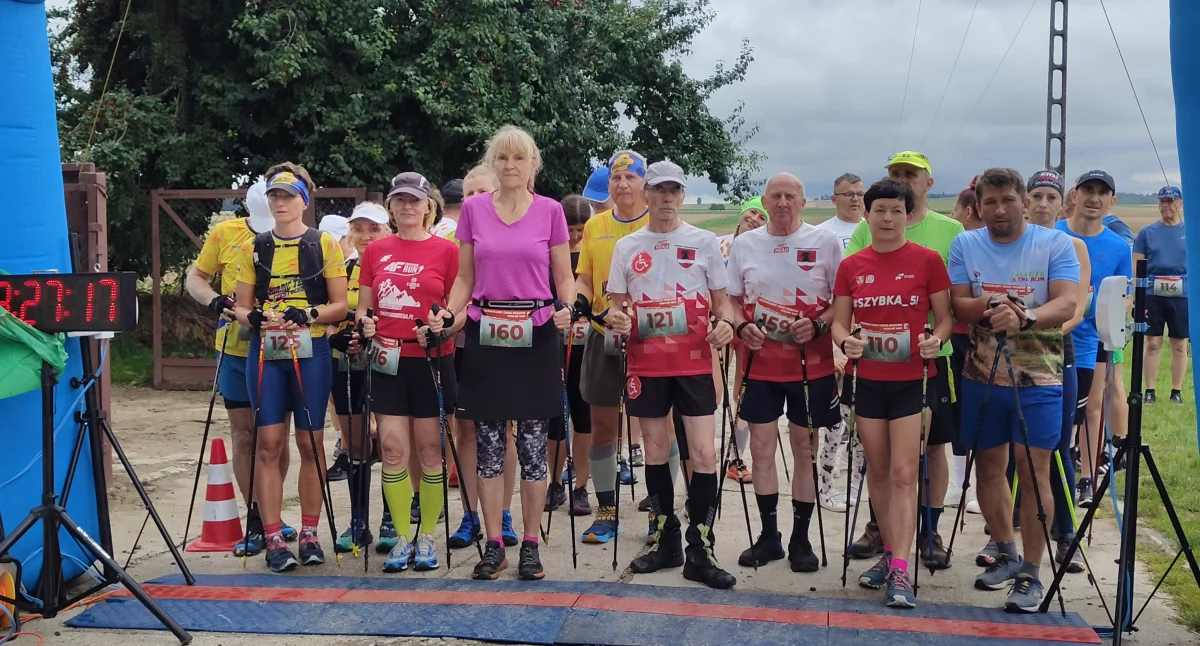 Na zdjęciu maszerujący Nordic Walking przed startem na dystansie 10 kilometrów/fot. Łukasz Płuciennik (wszystkie) 