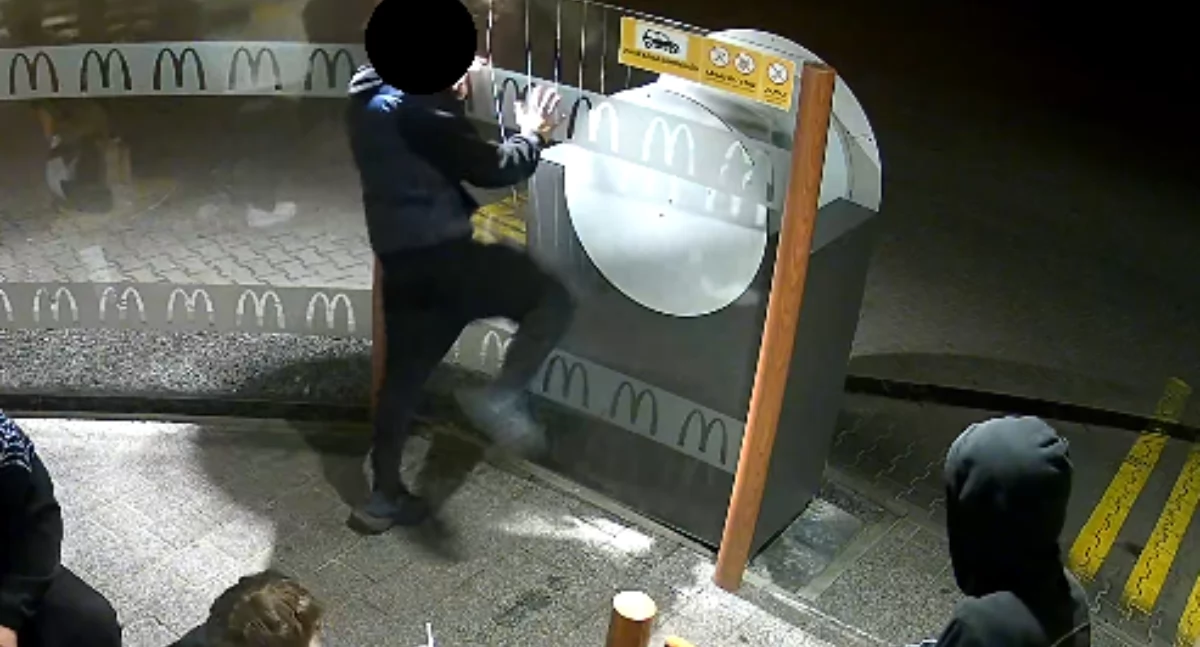 Na zdjęciu nastolatek, który uszkodził szybę w jednej z restauracji na terenie Kępna / Fot. KPP Kępno