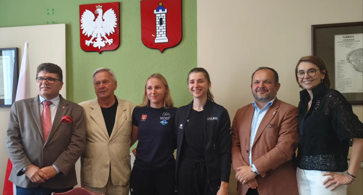 Na zdjęciu władze miasta i powiatu wieluńskiego wraz z zaproszonymi gośćmi podczas powitania Dominiki Włodarczyk, 4. kolarki Tour de France Femmes/fot. Łukasz Płuciennik 