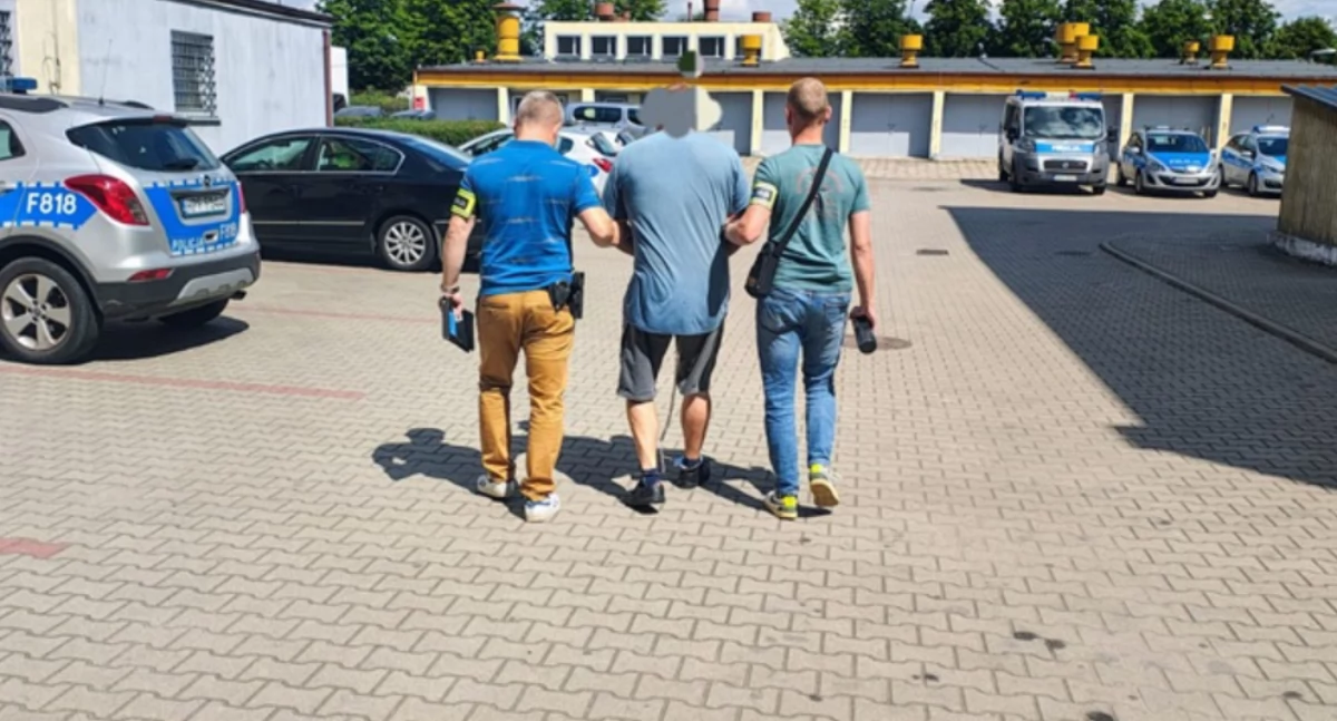 Na zdjęciu moment zatrzymania 63-latka / Fot. KPP Kutno 