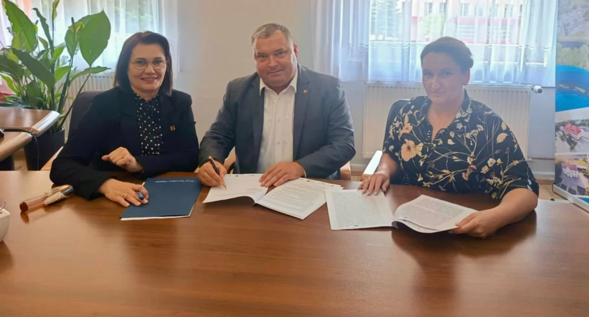 Na zdjęciu od lewej wicemarszałek województwa łódzkiego Agnieszka Ryś, burmistrz Działoszyna Rafał Drab i zastępca burmistrza Marta Gniecioszek podczas podpisywania umowy o dofinansowanie realizacji zadania  „Budowa bieżni przy Szkole Podstawowej w Działoszynie wraz z modernizacją boiska wielofunkcyjnego” / fot.: Urząd Miasta i Gminy Działoszyn