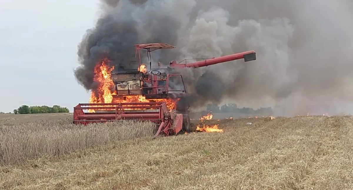Na zdjęciu kombajn, który zaczął się palić podczas koszenia zboża / Fot. Facebook / OSP Strzałków KSRG