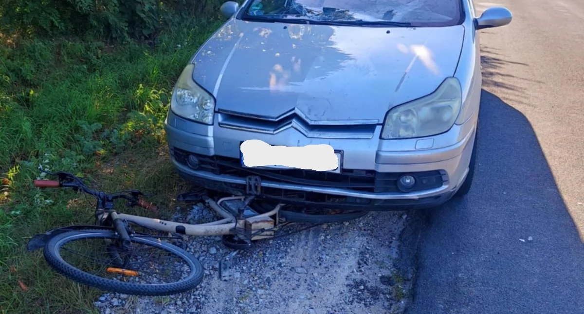 Zdjęcie z miejsca potrącenia rowerzysty przez samochód w m. Chajew – Kolonia w gminie Brąszewice w powiecie sieradzkim / fot.: KPP w Sieradzu