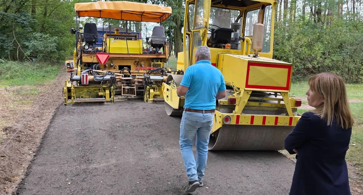 Zdjęcie z miejsca rozpoczęcia budowy drogi w Delfinie (gm. Siemkowice, pow. pajęczański) / fot.: Urząd Gminy Siemkowice