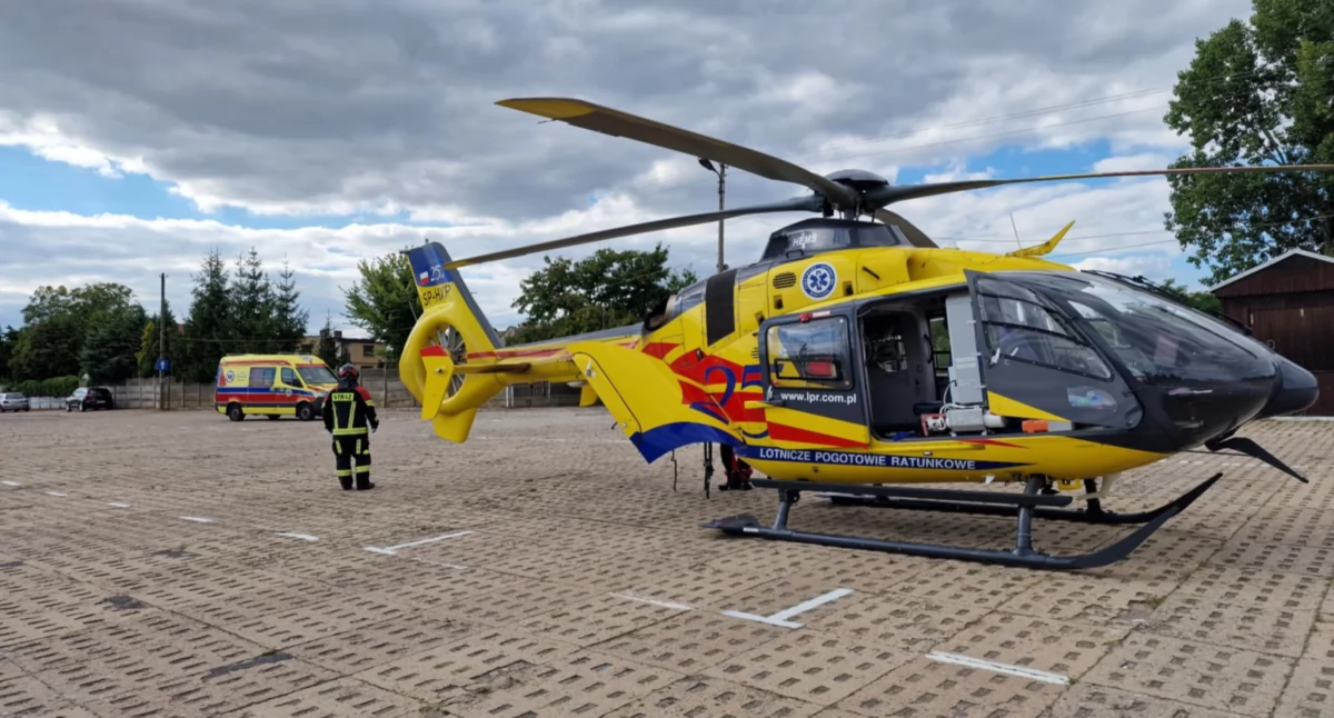 Poszkodowany mężczyzna został przetransportowany helikopterem do szpitala / Fot. KP PSP Sieradz 