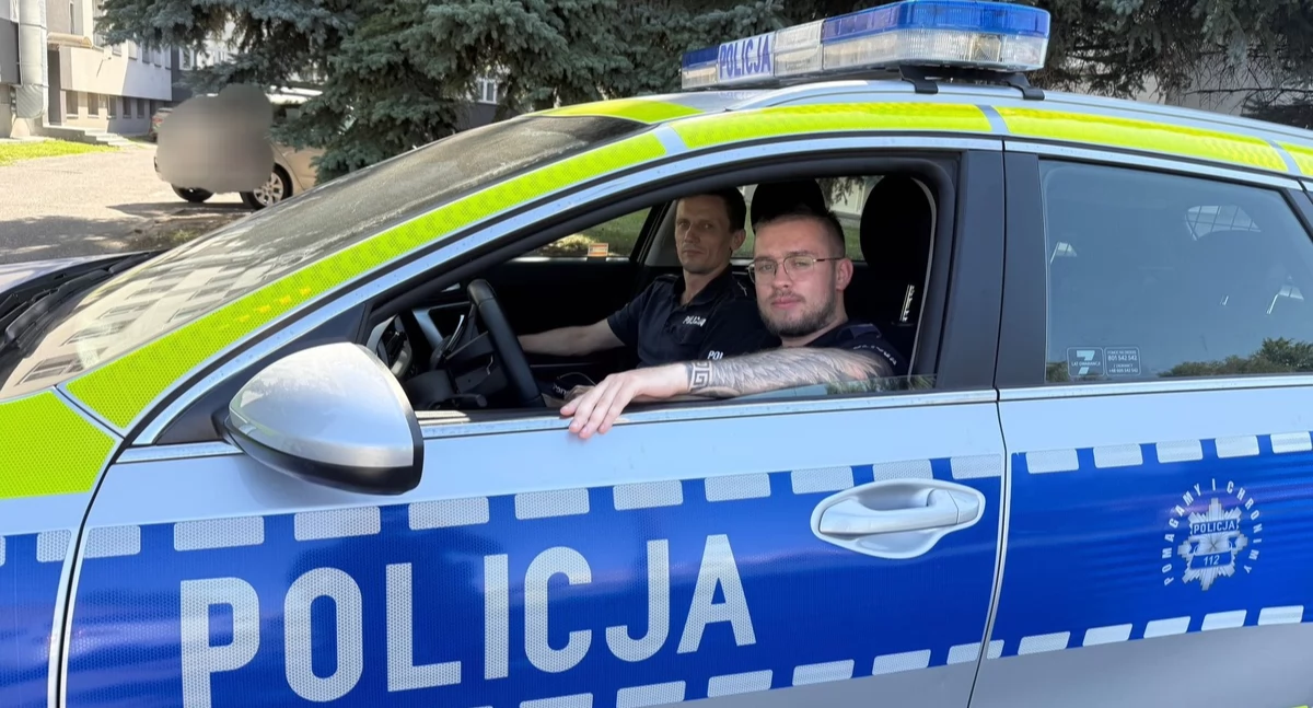Na zdjęciu policjanci, którzy odnaleźli mężczyznę / Fot. KPP Sieradz 