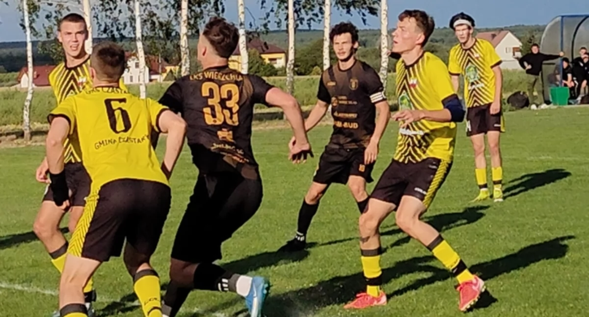 Na zdjęciu piłkarze podczas spotkania: LKS Wierzchlas – GKS Czastary w meczu 1. kolejki Decathlon A-klasy/fot. Łukasz Płuciennik (wszystkie)
