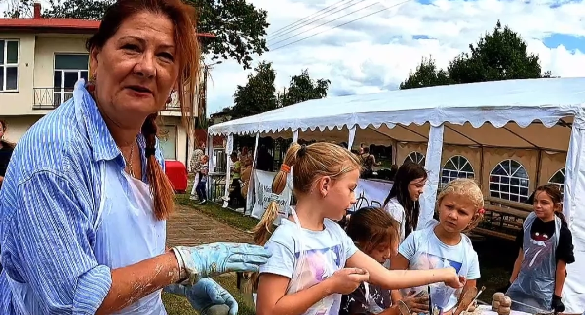 Podczas Pikniku Rodzinnego w Rychłowicach można było podpatrzeć między innymi jak powstawały wyroby z gliny/fot. Łukasz Płuciennik (wszystkie)