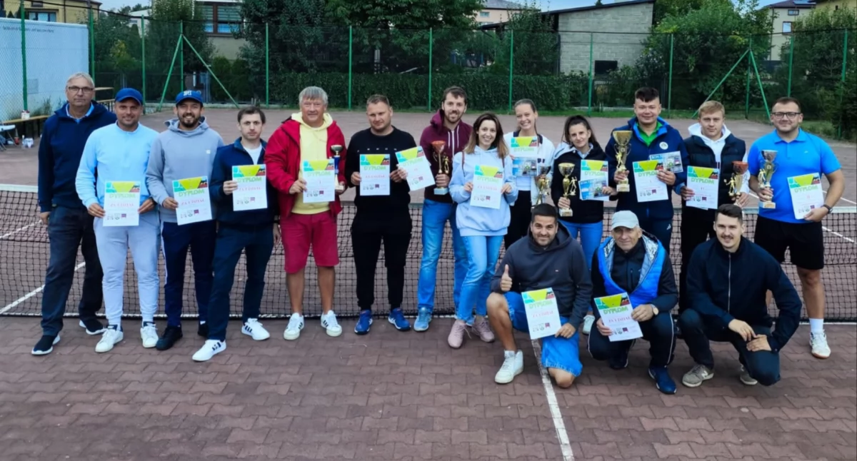 Na zdjęciu uczestniczy PALT – Pajęczańskiej Amatorskiej Ligi Tenisa/fot. Facebook PALT/(wszystkie)