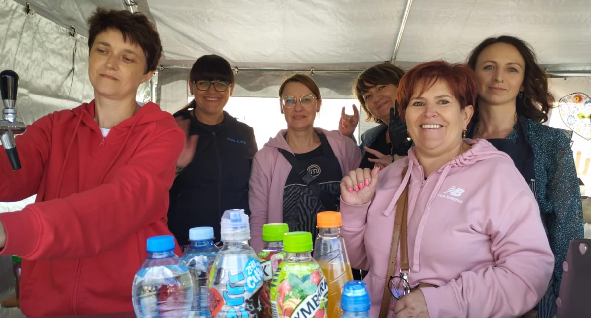 Na zdjęciu organizatorki festynu rodzinnego z okazji pożegnania lata – mieszkanki osiedla nr 4 i nr 3 w Pajęcznie / fot.: Joanna Major