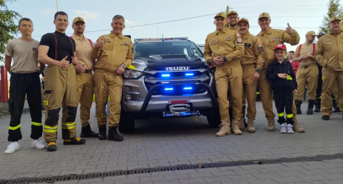 Na zdjęciu strażacka brać w OSP Szynkielów cieszy się z nowego lekkiego samochodu poszukiwawczo – ratowniczego i z dumą prezentuje nabytek / fot.: Joanna Major