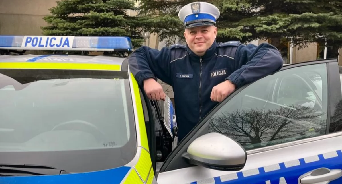Na zdjęciu mł. asp. Sebastian Sidorów - to właśnie on złapał 19-latka, gdy ten poślizgnął się i spadał z dachu / Fot. KPP Kluczbork