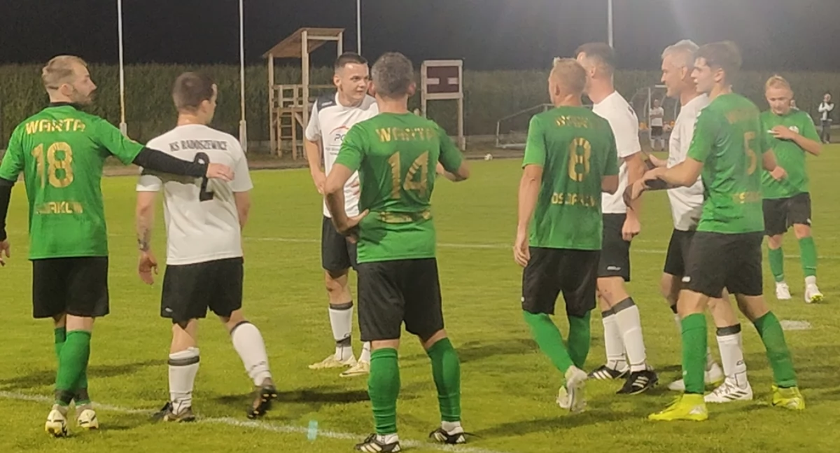 Na zdjęciu piłkarze GLKS Warty Osjaków oraz Klubu Sportowego Radoszewice/fot. Łukasz Płuciennik (wszystkie)