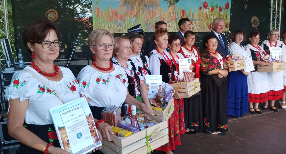 Na zdjęciu gospodarze i goście podczas uroczystości obrzędowych na dożynkach gminy Wierzchlas w Krzeczowie / fot.: Krzysztof Bularz