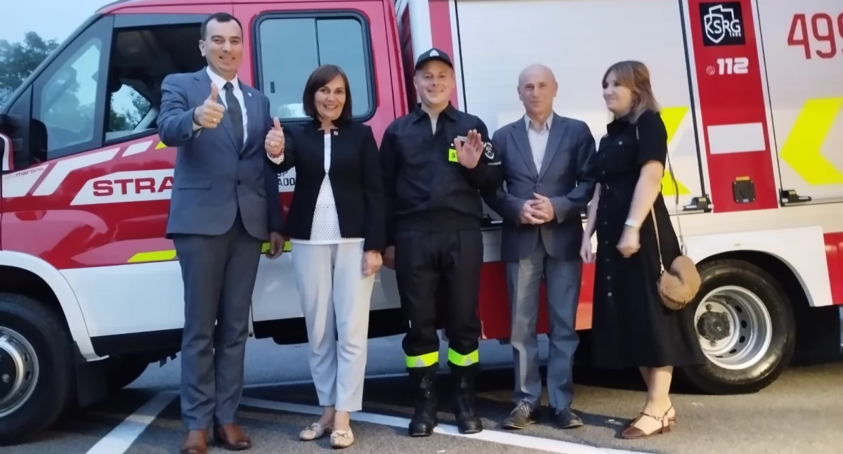 Na zdjęciu strażacy i przyjaciele witają w jednostce OSP KSRG Radoszewice nowy lekki samochód ratowniczo - gaśniczy / fot.: Joanna Major