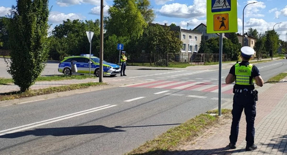 Na zdjęciu policjanci z wieruszowskiej komendy, którzy sprawdzali oznakowanie na drogach / Fot. KPP Wieruszów