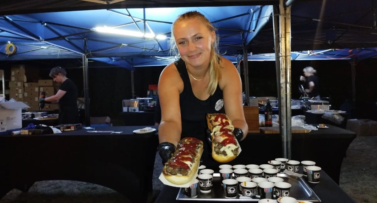 Na zdjęciu prezentacja klasycznych polskich zapiekanek na Street Food Festival 2025 w Działoszynie / fot.: Joanna Major