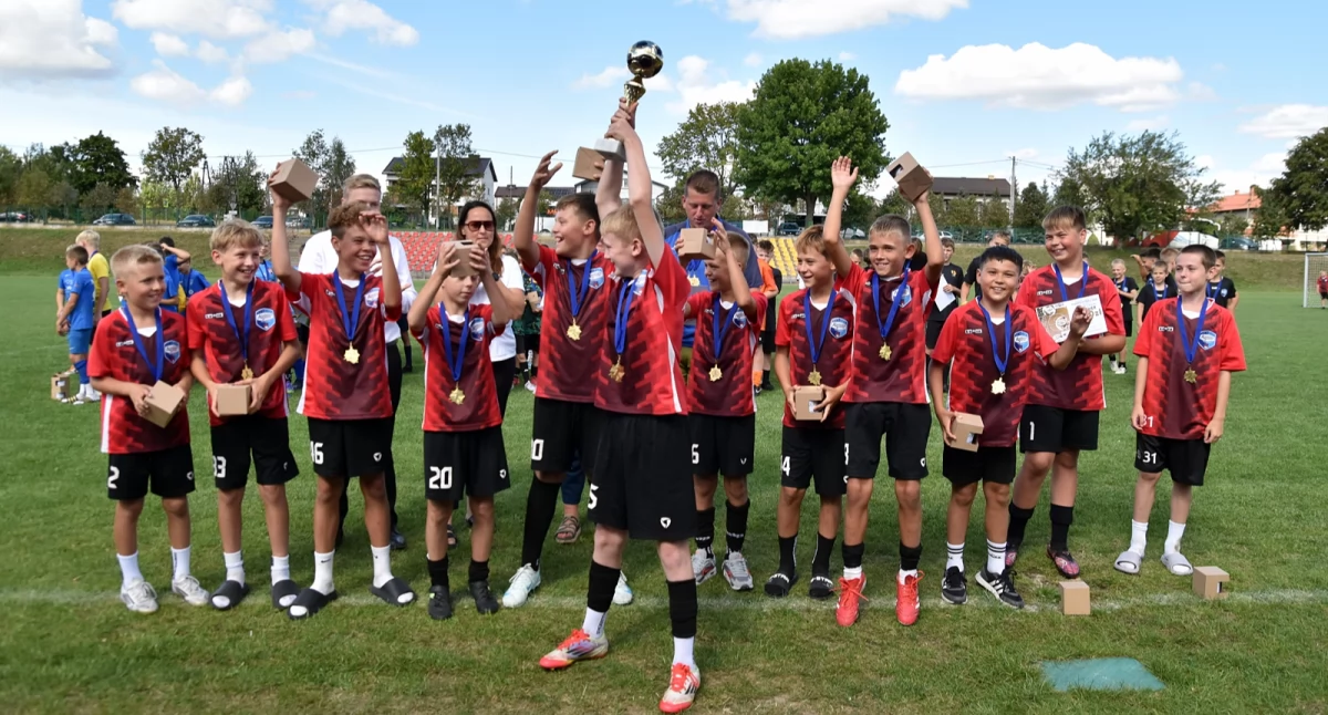 Na zdjęciu zwycięzcy turnieju piłki nożnej Planeta Futbolu - Akademia Sportu Pajęczno/fot. Łukasz Płuciennik, archiwum prywatne Akademii Sportu Pajęczno 