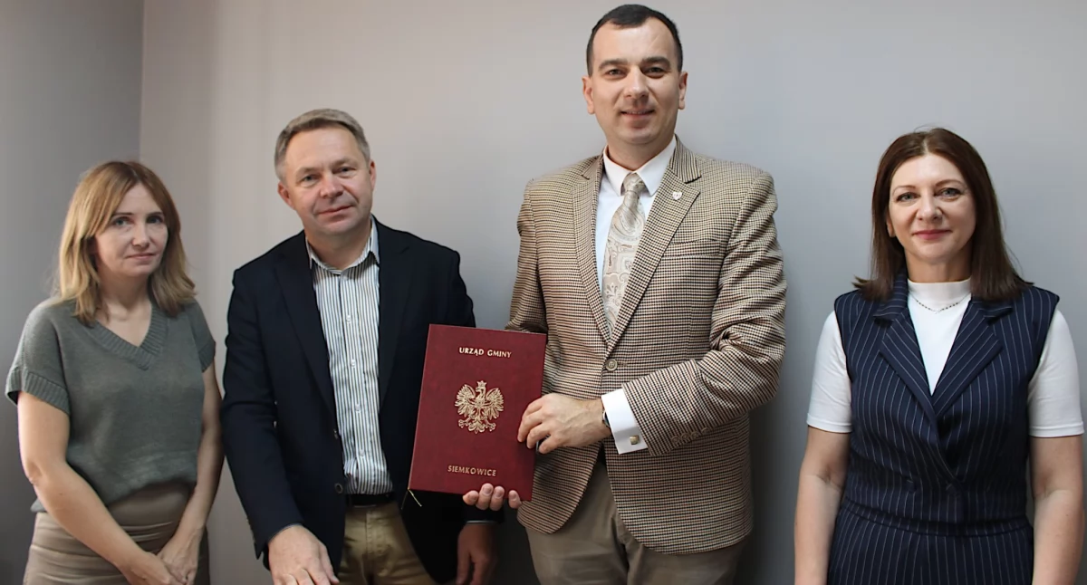 Zdjęcie z podpisania umowy na realizację II etapu projektu „Budowa odnawialnych źródeł energii w gminie Siemkowice”/fot.: Gmina Siemkowice