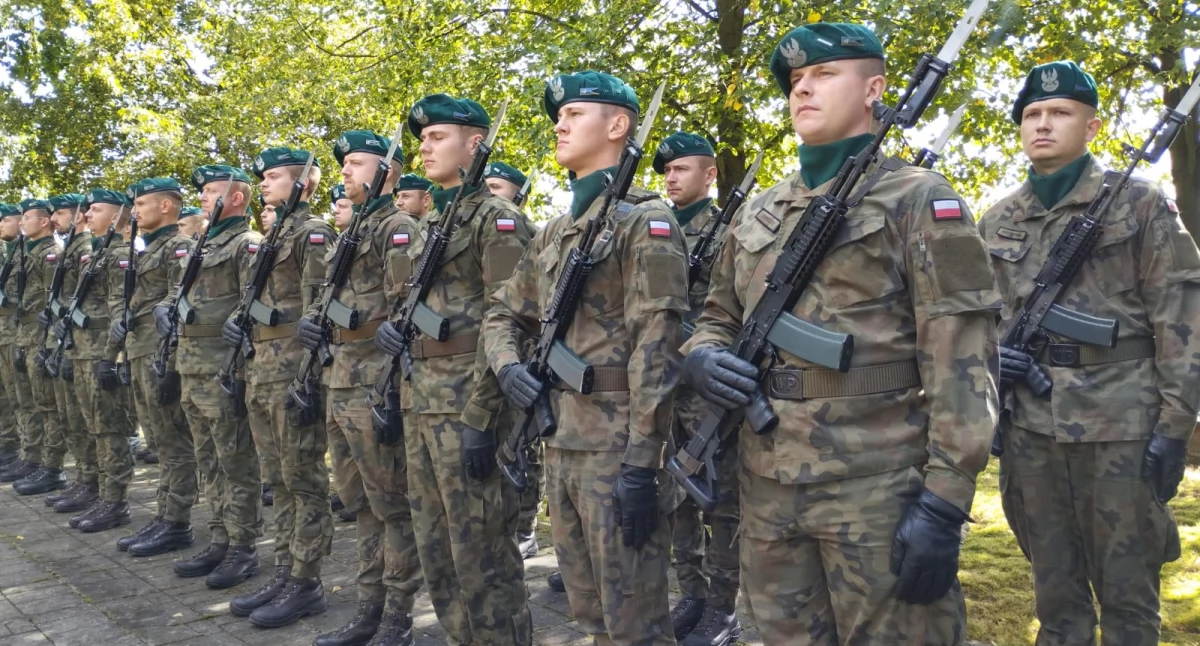 Na zdjęciu Kompania Honorowa 15. Brygady Łączności w Sieradzu tuż przed oddaniem salwy honorowej podczas apelu pamięci poległych i dniu patrona szkoły w Konopnicy. Hołd oddany poległym w obronie ziemi wieluńskiej żołnierzom 72. Pułku Piechoty „Radom” / fot.: Joanna Major