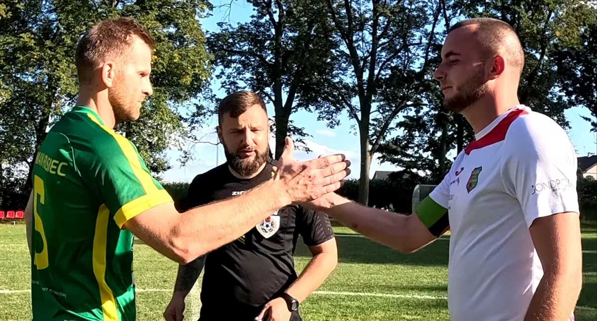 Na zdjęciu kapitanowie obu zespołów od lewej: Bartłomiej Cajgler (Hetman Rusiec), Bartosz Kowalczyk (Orion Olewin) m, a także sędzia spotkania Michał Farbicki/fot. Łukasz Płuciennik (wszystkie)