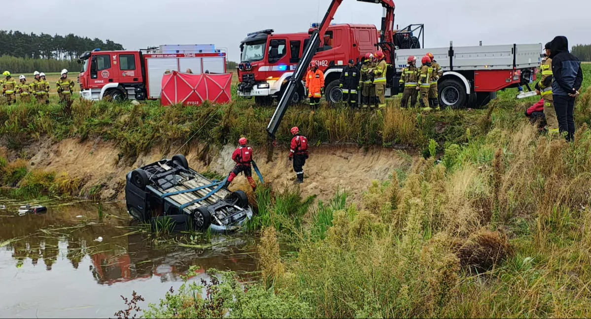 Tragedia w Drobnicach, samochód w stawie. Znaleziono ciała dwóch mężczyzn / fot.: KPP Wieluń