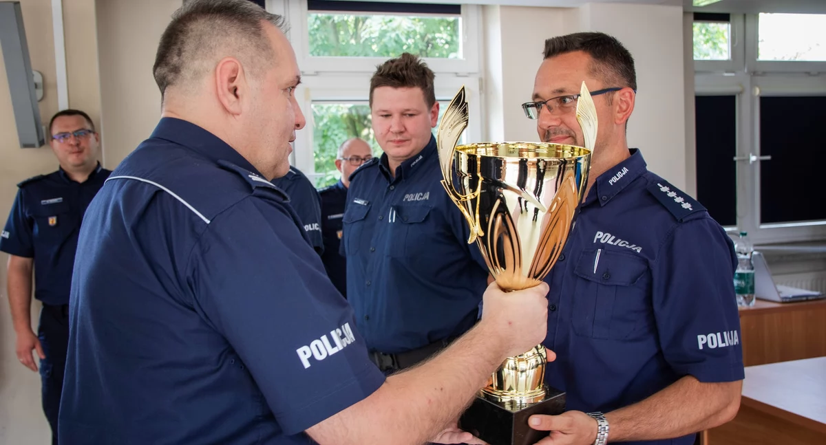 Na zdjęciu asp. sztab. Daniel Szczepaniak (z prawej), który odbiera nagrody za zwycięstwo w wojewódzkim etapie konkursu 