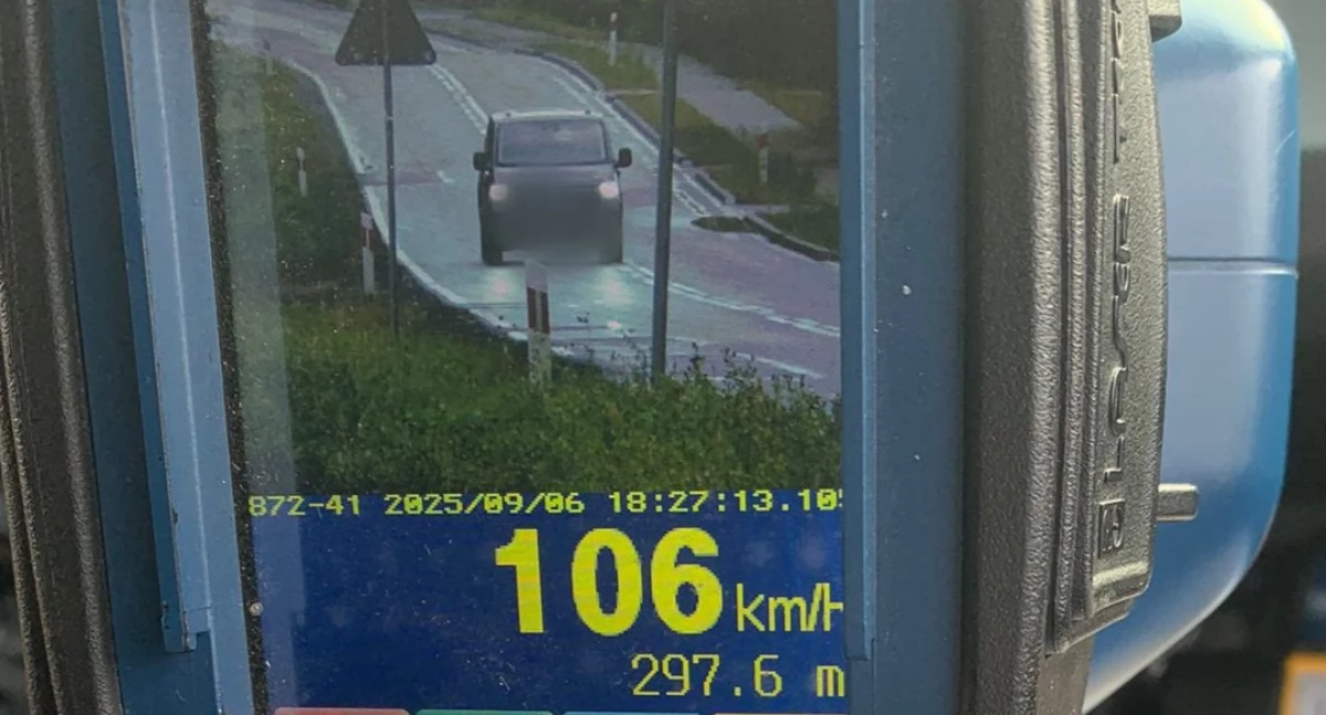 Na zdjęciu pomiar prędkości 48-letniego kierowcy volkswagena / Fot. KPP Pajęczno 
