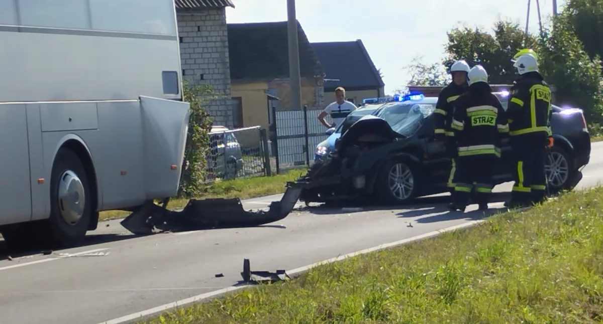 Zdjęcie z kolizji drogowej w Małyszynie pod Wieluniem – zderzenie samochodu osobowego z autobusem / fot.: Joanna Major