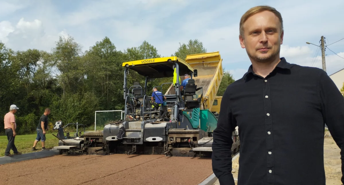 Na zdjęciu zastępca burmistrza Pajęczna Wojciech Beśka na modernizowanej ulicy Ściegiennej opowiada o postępie prac inwestycyjnych / fot.: Joanna Major
